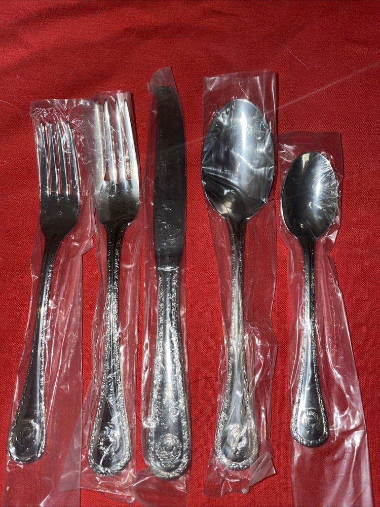 Wallace HOLIDAY WREATH Stainless 5 Pc Place Setting 18/10 Glossy Flatware NIP