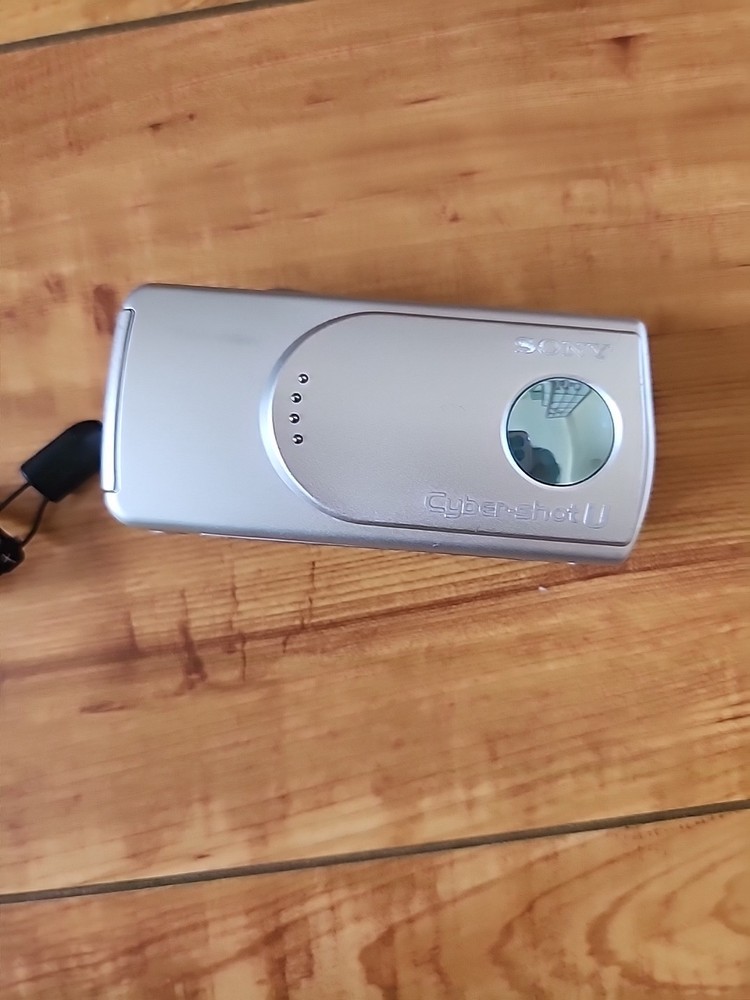 Sony Cyber-shot DSC-U30 2MP Silver Digital Camera with Compact Design