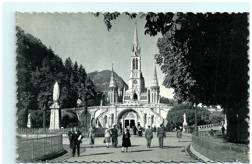 S03-0613, LA BASILIQUE ET LE PARVIS, LOURDES, *VITAGE REAL PHOTO POSTCARD