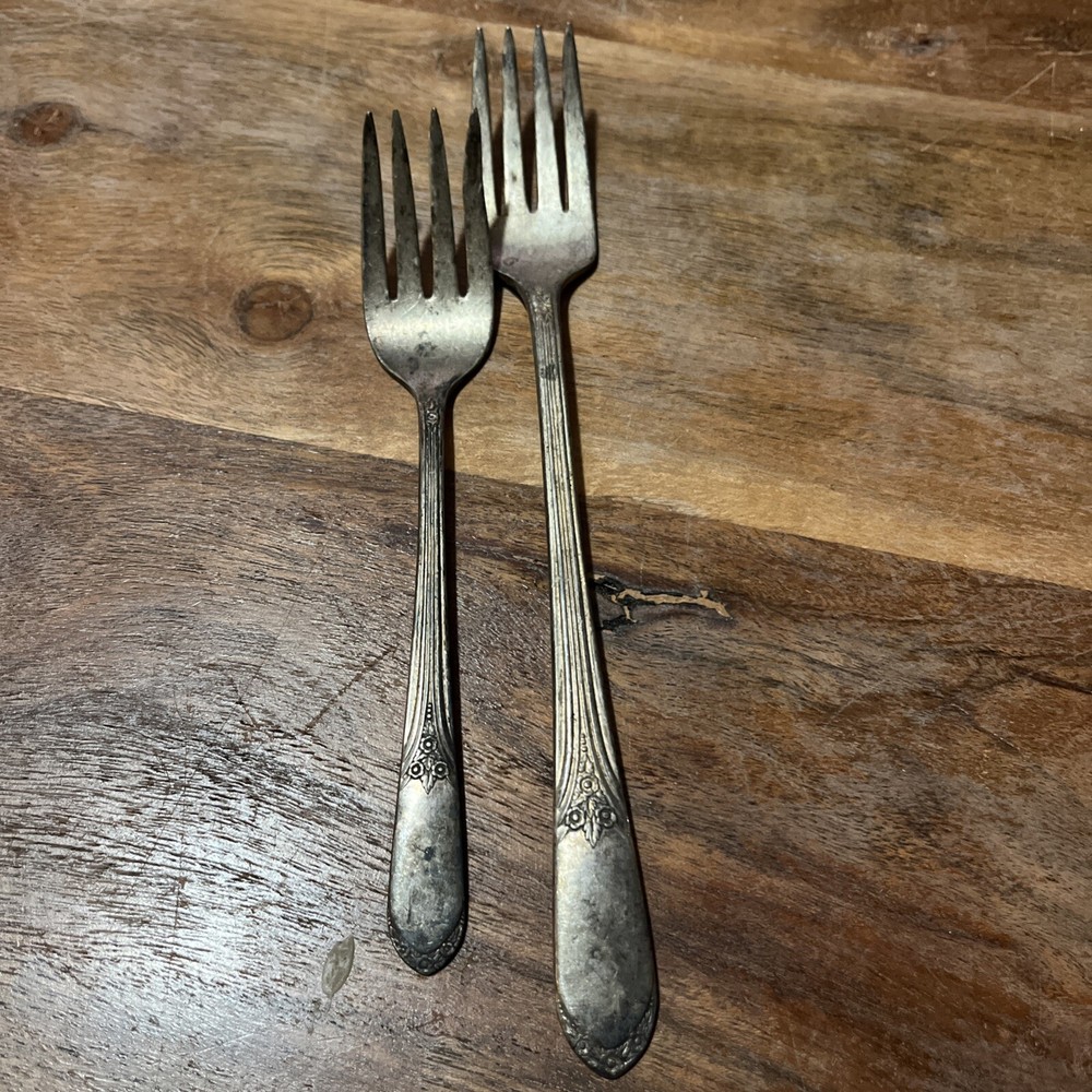 ANTIQUE VINTAGE COLLECTIBLE FORK 7.25