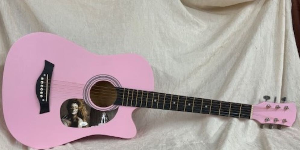 Shania Twain Hand Signed 38