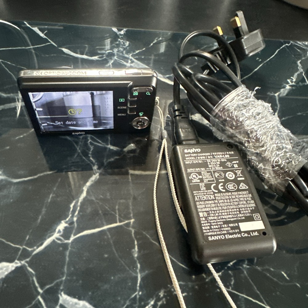 Sanyo VPC-X1200EX 3x Optical Zoom 12.1 Mega Pixels+Charger+ X1 Battery+2Gb Disk