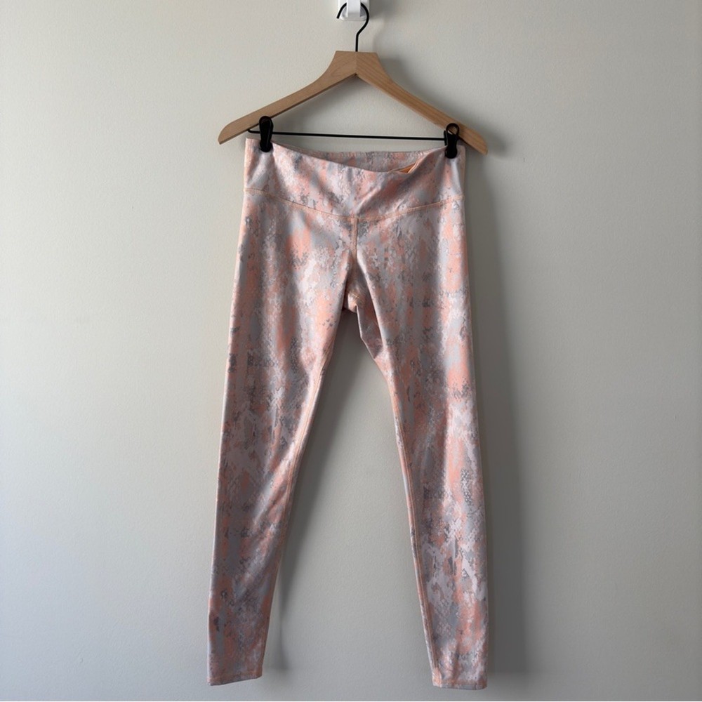 ALO Yoga Snake Print Athletic Leggings in Peach and Gray - Stretchy Comfort for Active Wear