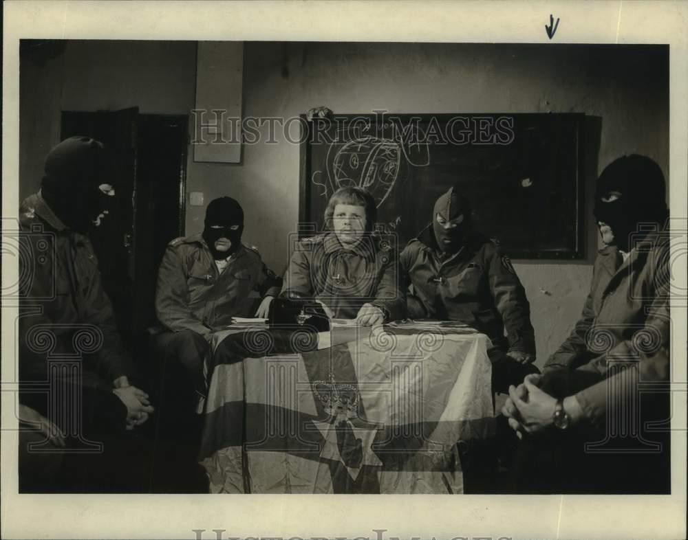 Press Photo Actor Paul McCrane with co-stars in show scene - sap24702