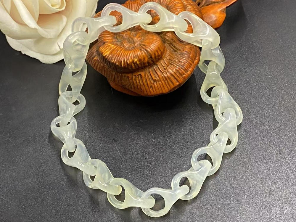 Natural Jade Handcarved Hollow-Out Bracelet Elegant Chinese Artisan Craft 853