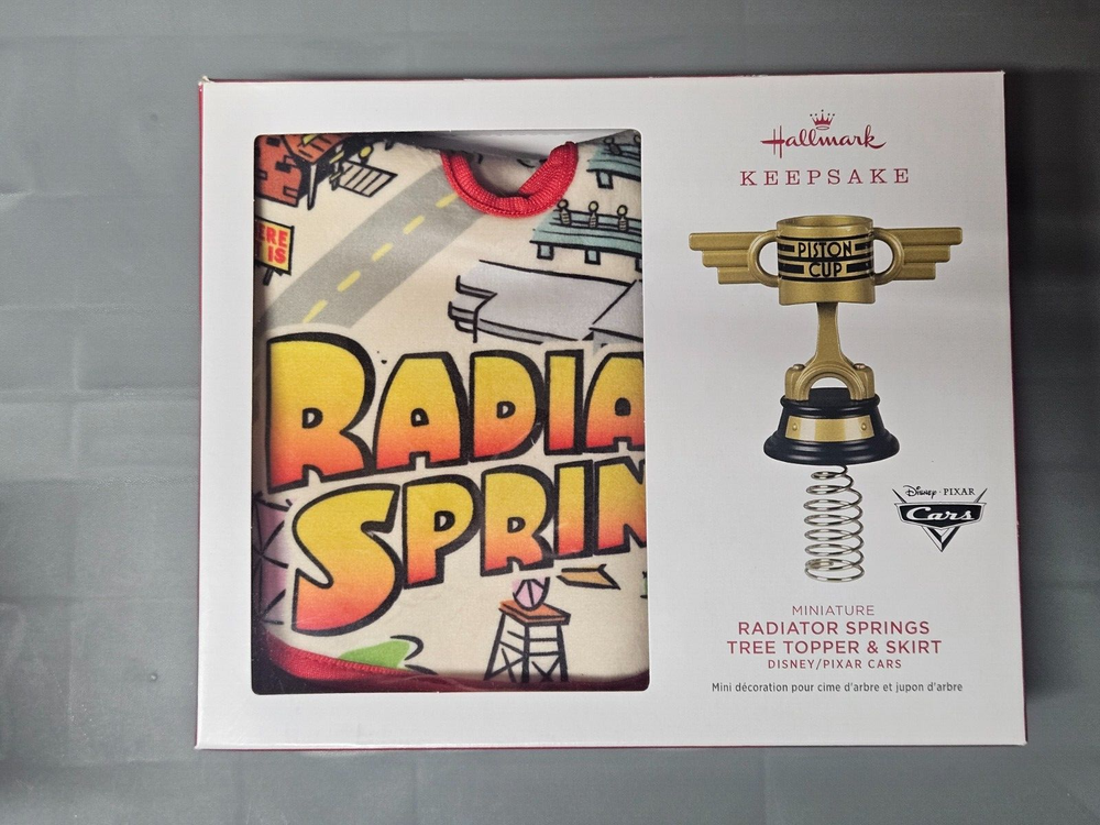 Hallmark - Radiator Springs - Miniature Tree Topper & Skirt