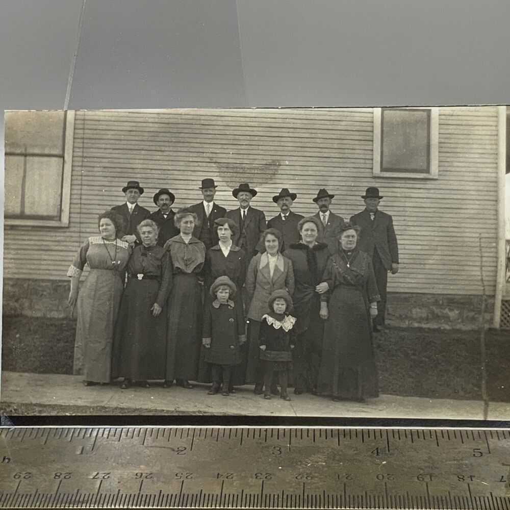 RPPC Postcard Of A Large Family. Well Dressed Good Condition