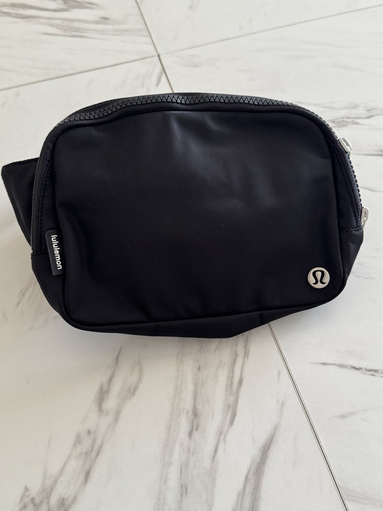 Lululemon Everywhere Womens Belt Bag in Black 142500085