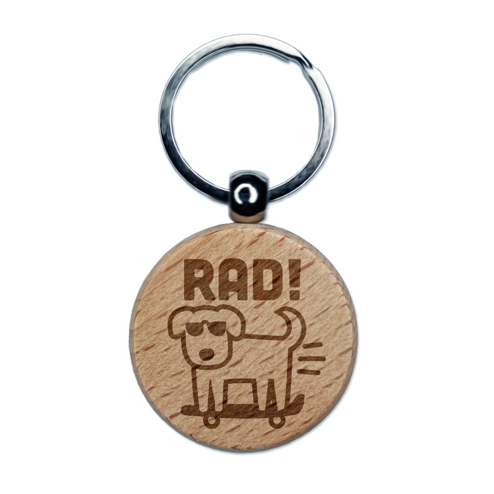 Dije de etiqueta redondo de madera grabado en perro rueda en una patineta