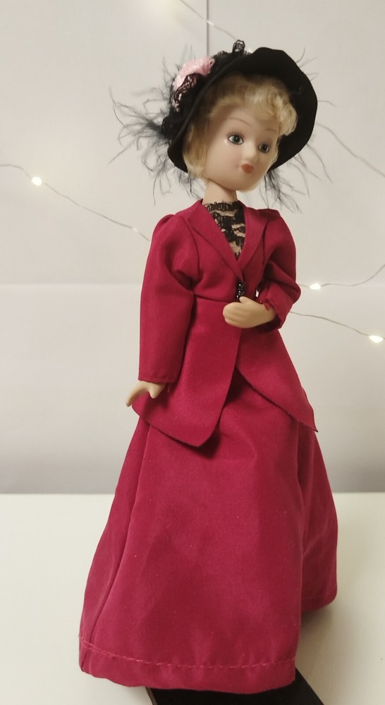 Porcelain doll Mrs. Erlynne from the DeAgostini collection 