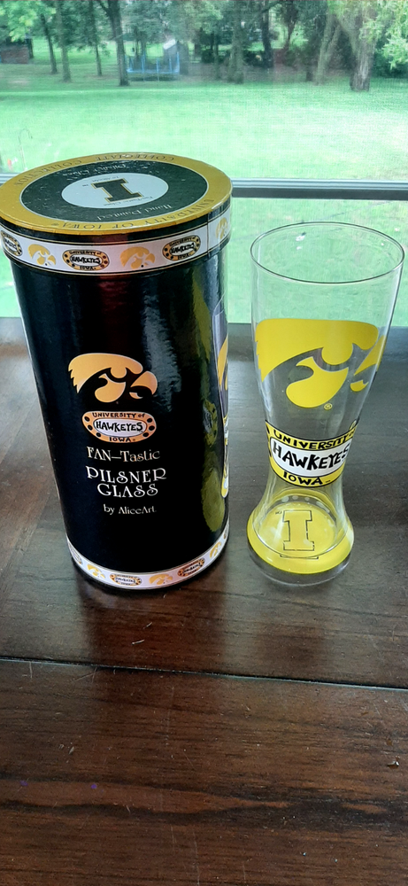 Fan-Tastic Collectibles University Hawkeyes - IOWA 22 oz Beer Glass