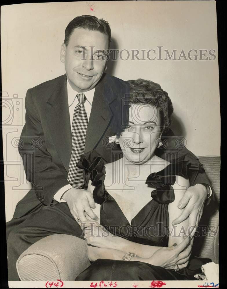 Press Photo Earl Wilson poses with his wife - lra71850