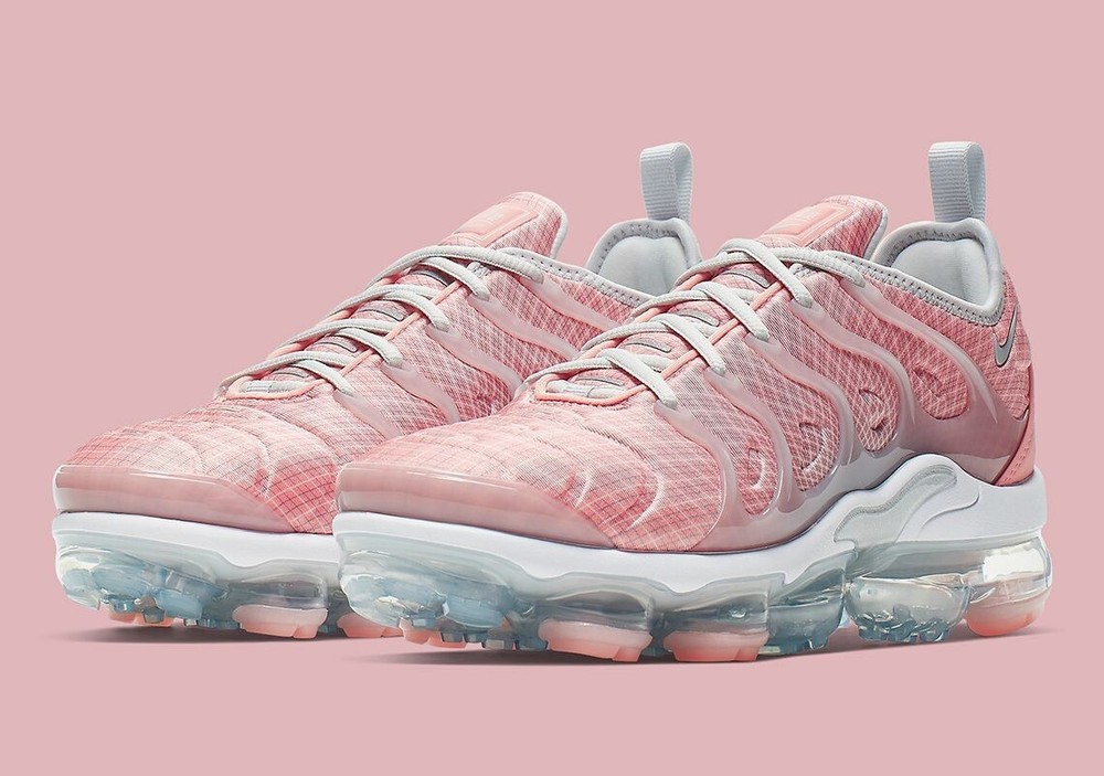 Nike Air Vapormax Plus Sneakers in Bleached Coral Pink  
