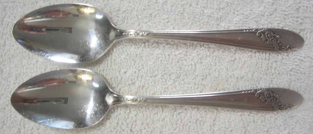 2 teaspoons Oneida Community QUEEN BESS II Spoons Tudor Plate Silver Plate VTG