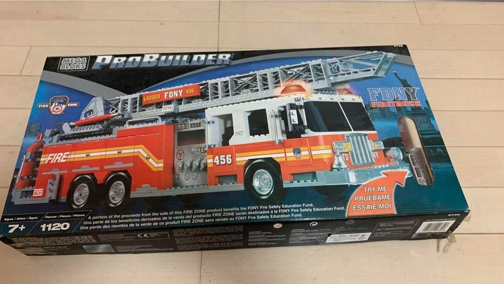 MEGA BLOKS Pro Builder FDNY Fire Truck 9735 New Damaged Box