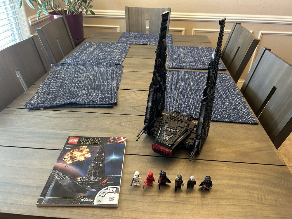 LEGO Star Wars Kylo Ren's Shuttle Includes Minifigures/Instructions