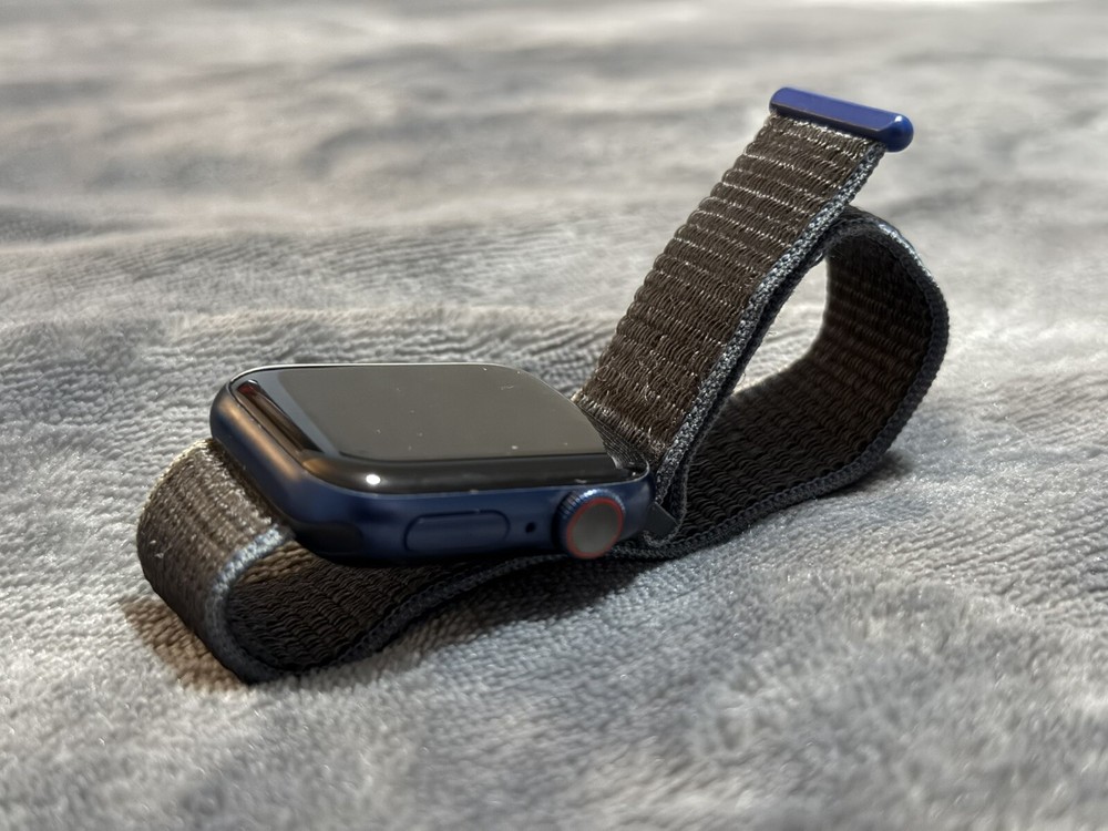 Apple Watch Series 6 — GPS + Cellular Aluminum 40mm Blue