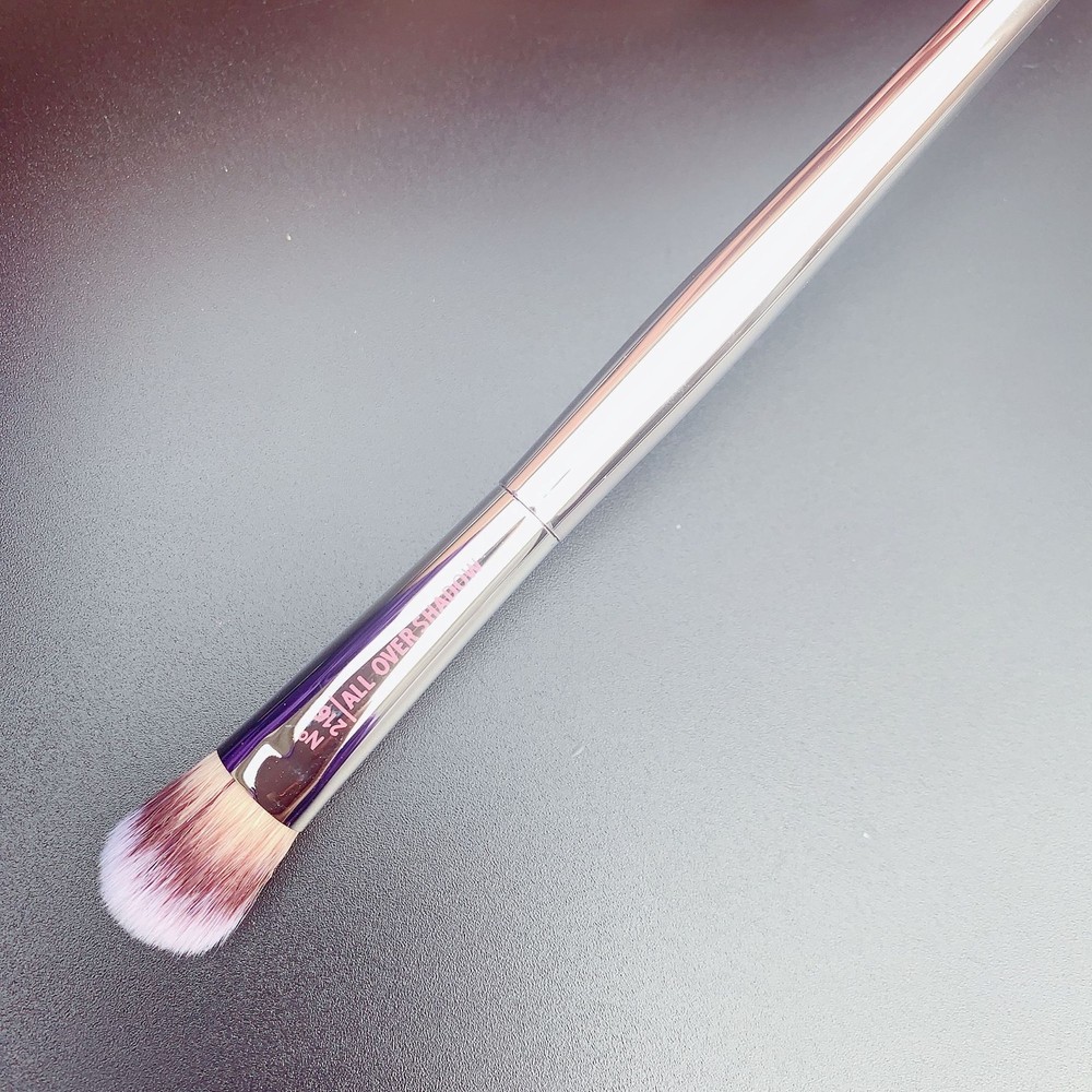 IT Cosmetics Large Eyeshadow Brush #216 - Soft Synthetic Bristles - Brand New