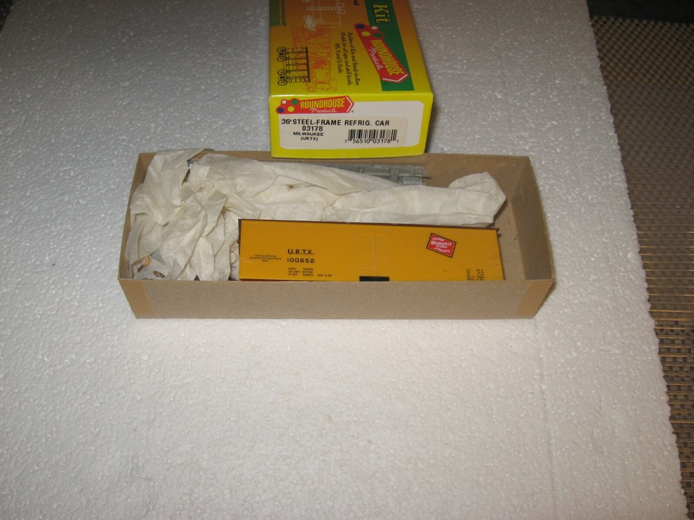 HO SCALE ROUNDHOUSE 36' MILWAUKEE [U.R.T.X. STEEL-FRAME REEFER KIT!