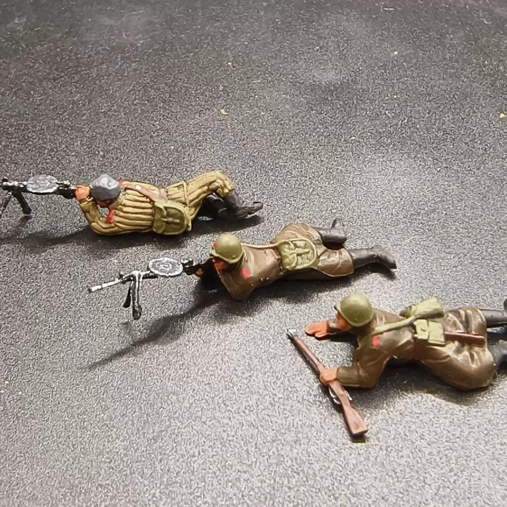 1/72 Handpainted WWII Soviet Army Winter Soldiers with DP27 Light Machine Gun Model