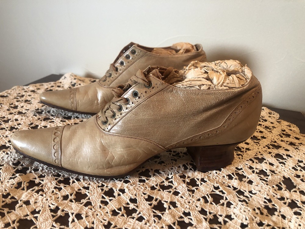 Very Small Victorian (early 1900’s) D.H. Downing & Sons Women’s Shoes