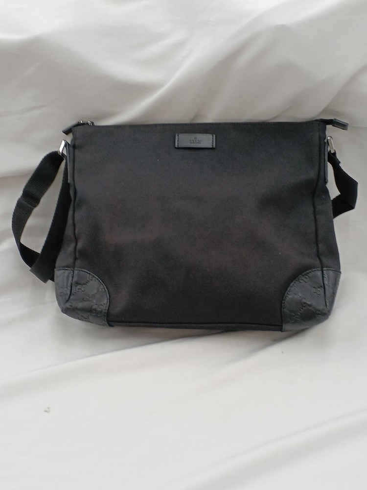 Gucci 257301 Leather Shoulder Bag for Women