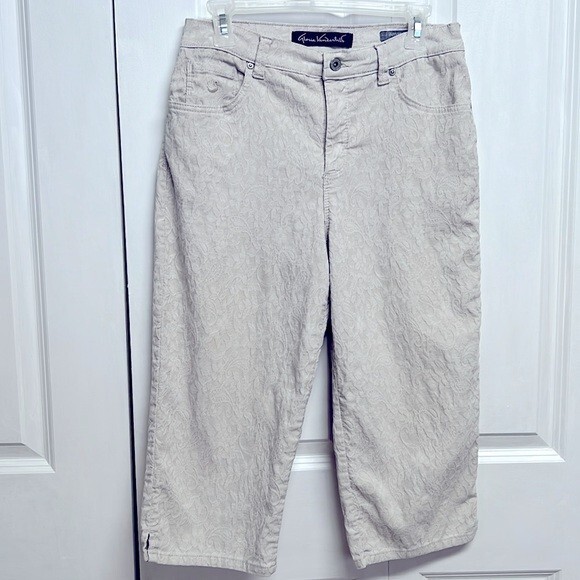 Gloria Vanderbilt Amanda Cream Textured Paisley Print High Rise Capris Size 8