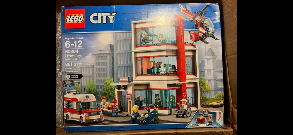 Lego City Hospital 60204 861-Piece Retired 2018 Rare Building Set