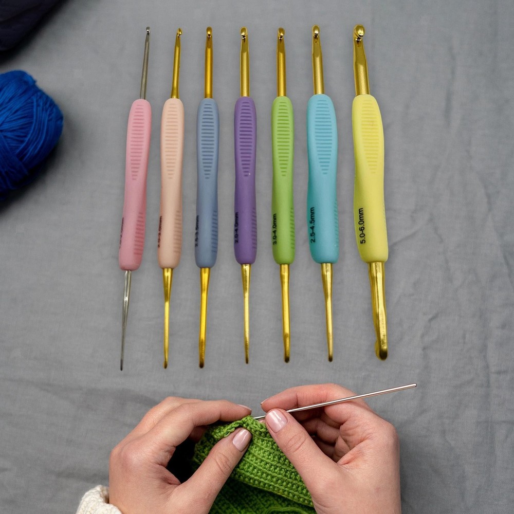 7-Piece Durable Crochet Hook Set for Knitting Lovers