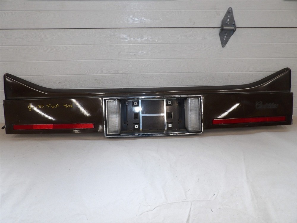 CADILLAC FLEETWOOD DEVILLE 1985-1986 TAIL PANEL w/ REFLECTORS -except Brougham
