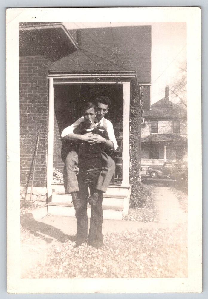 VINTAGE OLD OUTDOOR ANTIQUE PHOTO PICTURE HOME CAR MEN SAILOR BROTHERS SMOKING