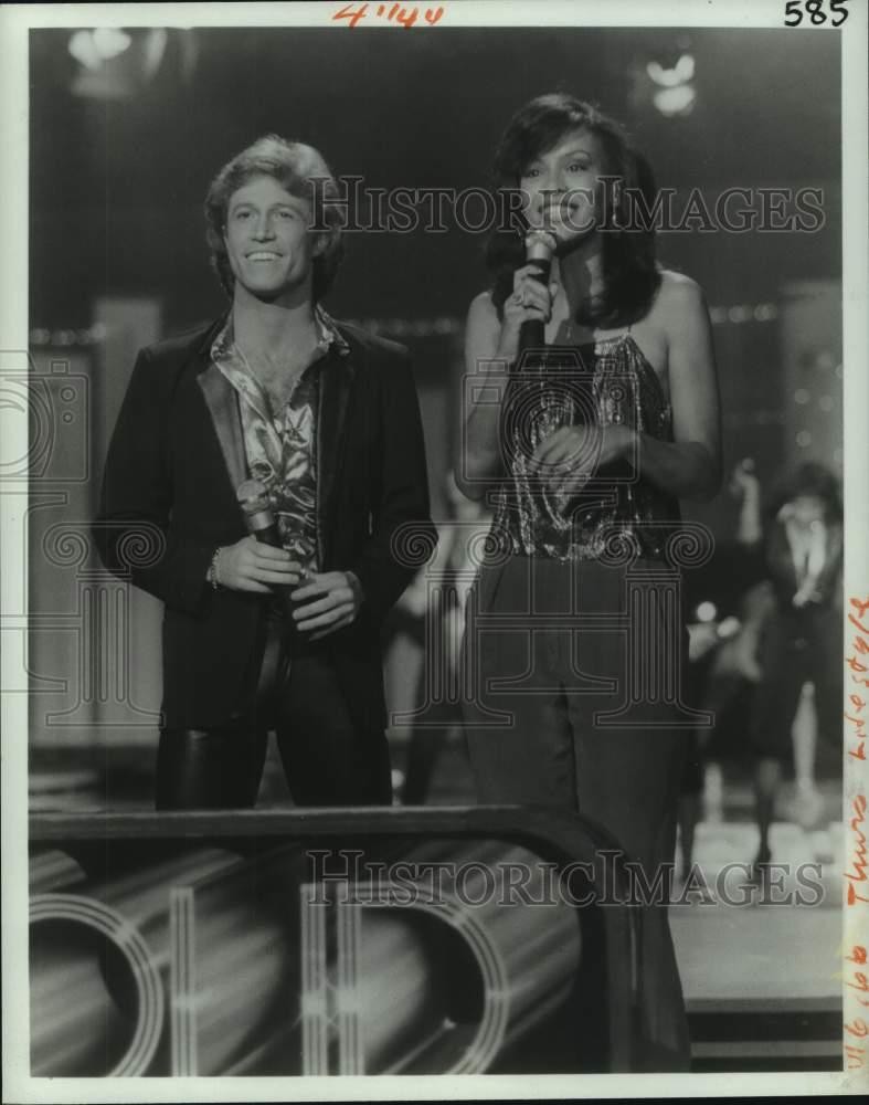 1981 Press Photo Andy Gibb, Singer with Entertainer on show - nop32886