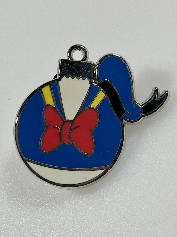 Disney 2013 Donald Duck Gift Card Ornament Pin 99390-image
