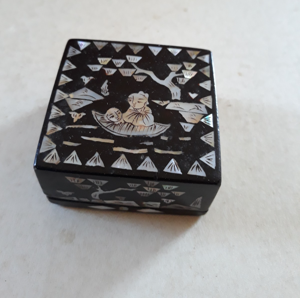 Vtg Trinket Box - Black Lacquer w MOP Inlay w Orig Label The Wing On Co Shanghai