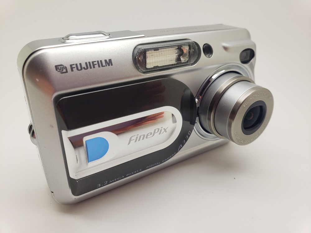 NrMint Retro Fujifilm FinePix A330 3.2MP Silver Digital Camera 3UKPOST