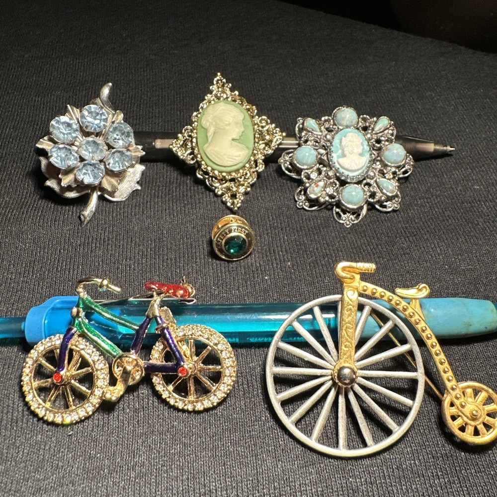 Vintage Lot of Exquisite Brooches for Collectors and Style Enthusiasts, SEO-friendly.