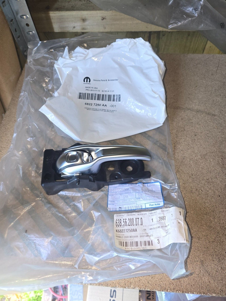 Jeep Cherokee 14 - 16 Front Rear RH Inner Door Handle Assy. Genuine K68227250AA