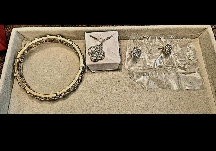 Avon 3-Piece Pave Clover Jewelry Set with Elegant Design