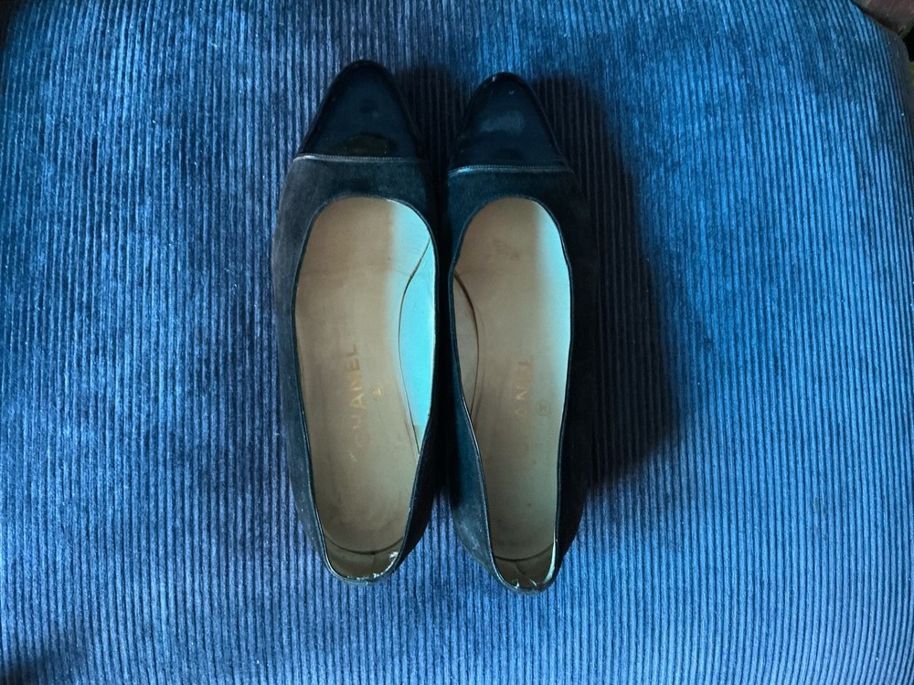 Vintage Chanel Size 9.5 Suede Ballerinas Paris 1980s Patent Trim