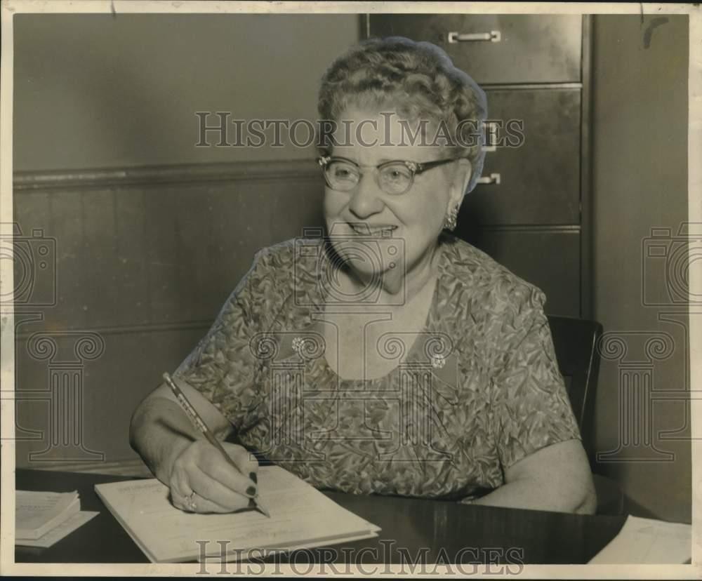 1961 Press Photo Mrs. Stella Moler, co-founder Moler Hairdressing School