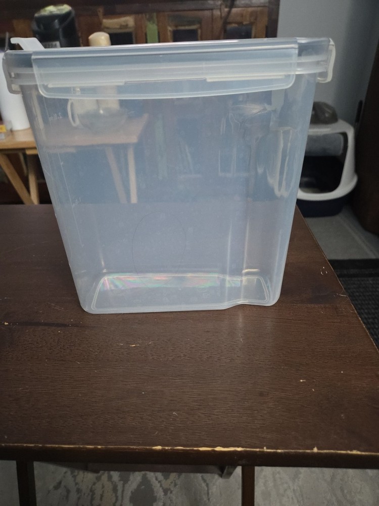4 pack Clear Plastic CEREAL STORAGE CONTAINER. SUPER TIGHT SEAL