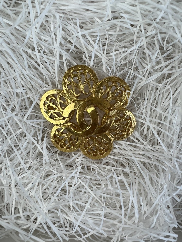 CHANEL Coco Mark Gold Brooch Classic Elegant Jewelry Accessory