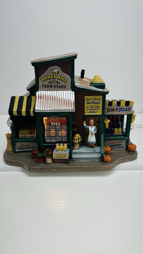 Lemax “Honey Hill Farm Stand” Lighted  Building RARE ITEM BRAND NEW Retired 2014