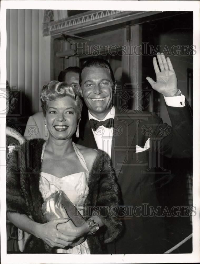 1953 Press Photo Frances Langford and Jon Hall arrive at a Hollywood theater
