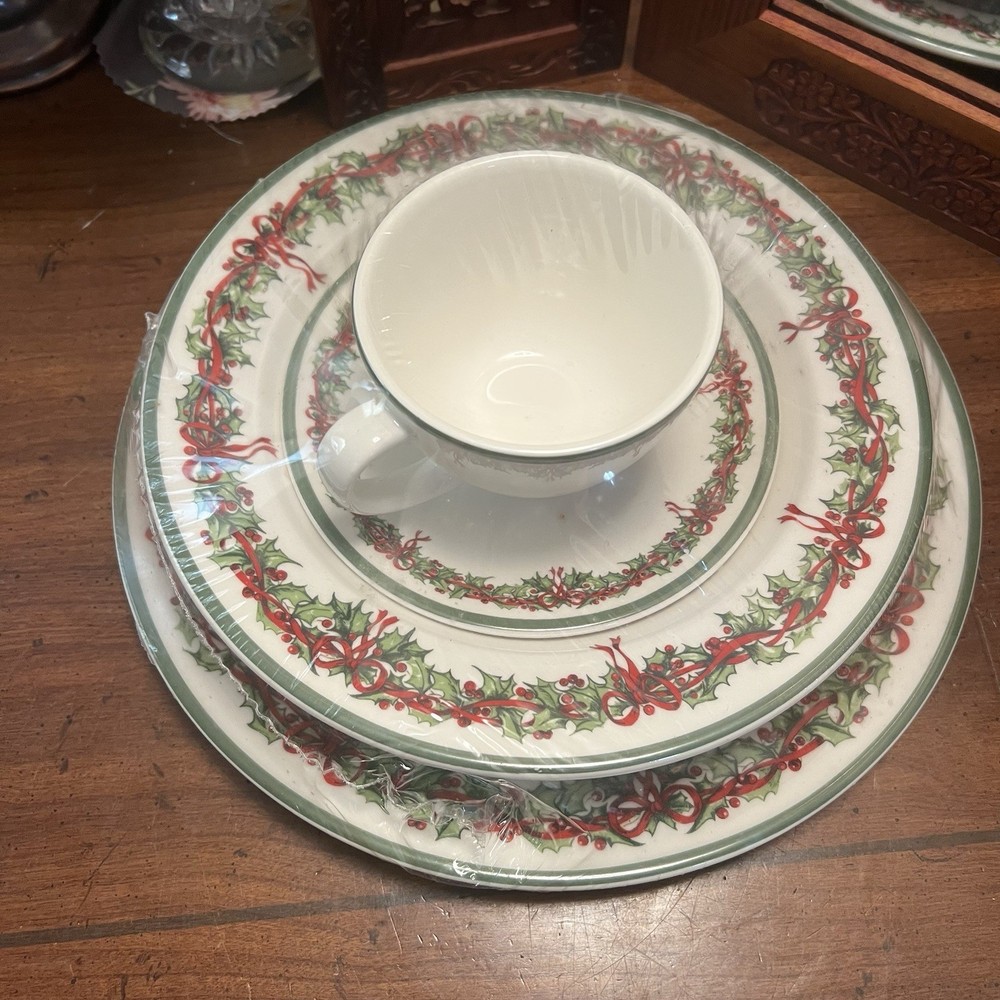 Radko Holiday Traditions 5-Piece Festive Table Place Setting Set  