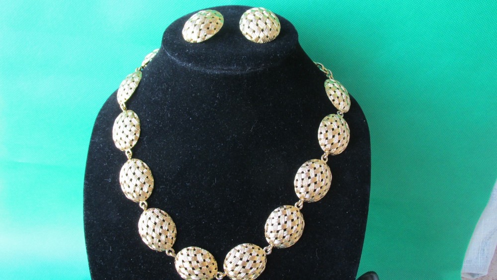 Vintage Basket Weave Gold Tone Collar Necklace & Post Earrings