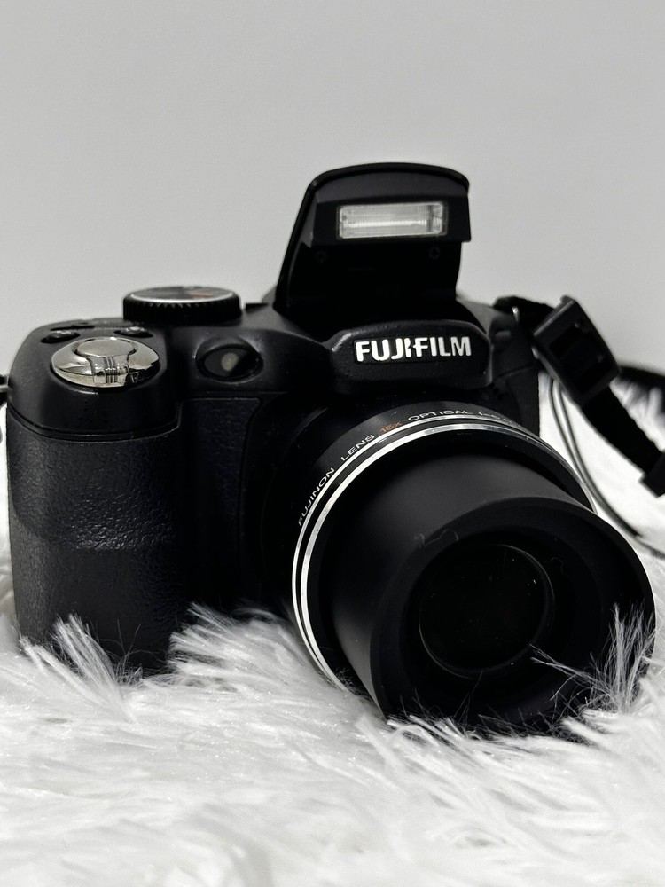 Fujifilm finepix S1730 12.2 megapixel digital camera - Read Description