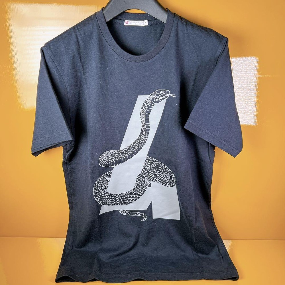 METAL GEAR UNIQLO UT 4 Black M size Anime character Animation