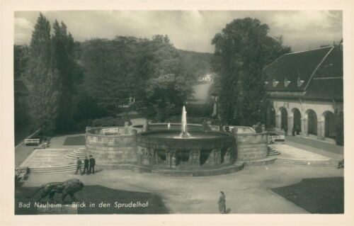 Ansichtskarte Bad Nauheim Blick in den Sprudelhof mit Personen  (Nr.9285)