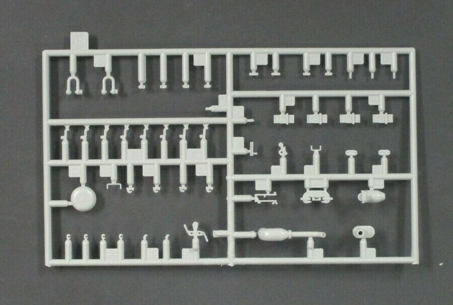 1/35 Cyber Hobby King Tiger Henschel Parts Tree B Kit 6400-image